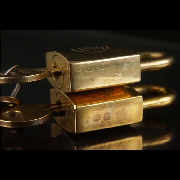 *FIRM* Authentic Louis Vuitton Vintage Lock and Key Set - Picture 8 of 13
